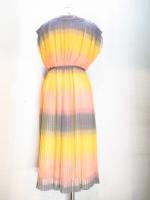 ボーダー柄プリーツワンピース(サーモンピンクxイエローxグレー)