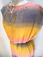 ボーダー柄プリーツワンピース(サーモンピンクxイエローxグレー)