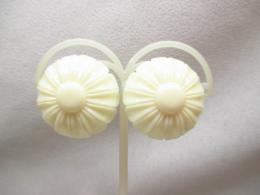 フランス製　アンティークラウンドフラワーイヤリング(オフホワイト)