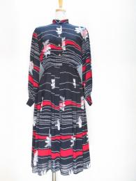 リーフ&英字柄ワンピース(ブラックxレッド&ホワイト)