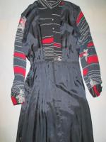 リーフ&英字柄ワンピース(ブラックxレッド&ホワイト)